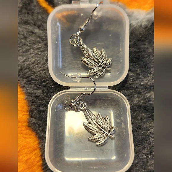 Leaf earrings 🍃 - Picture 2 of 4